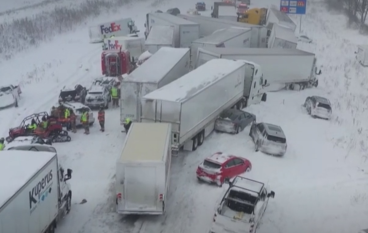 VIDEO & FOTO Carambol cu peste 100 de mașini pe o autostradă înghețată din SUA. „A fost înfricoșător doar să aud totul”