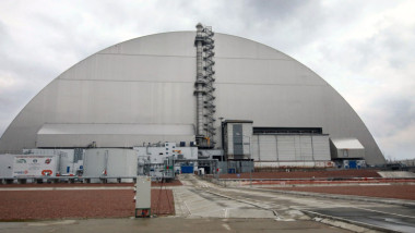 Domul de metal acoperă sarcofagul din 1986 care acoperă reactorul 4 al centralei nucleare de la Cernobîl.