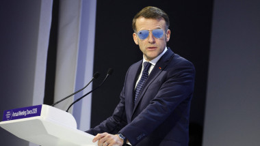 e macron cu ochelari de soare vorbind la davos
