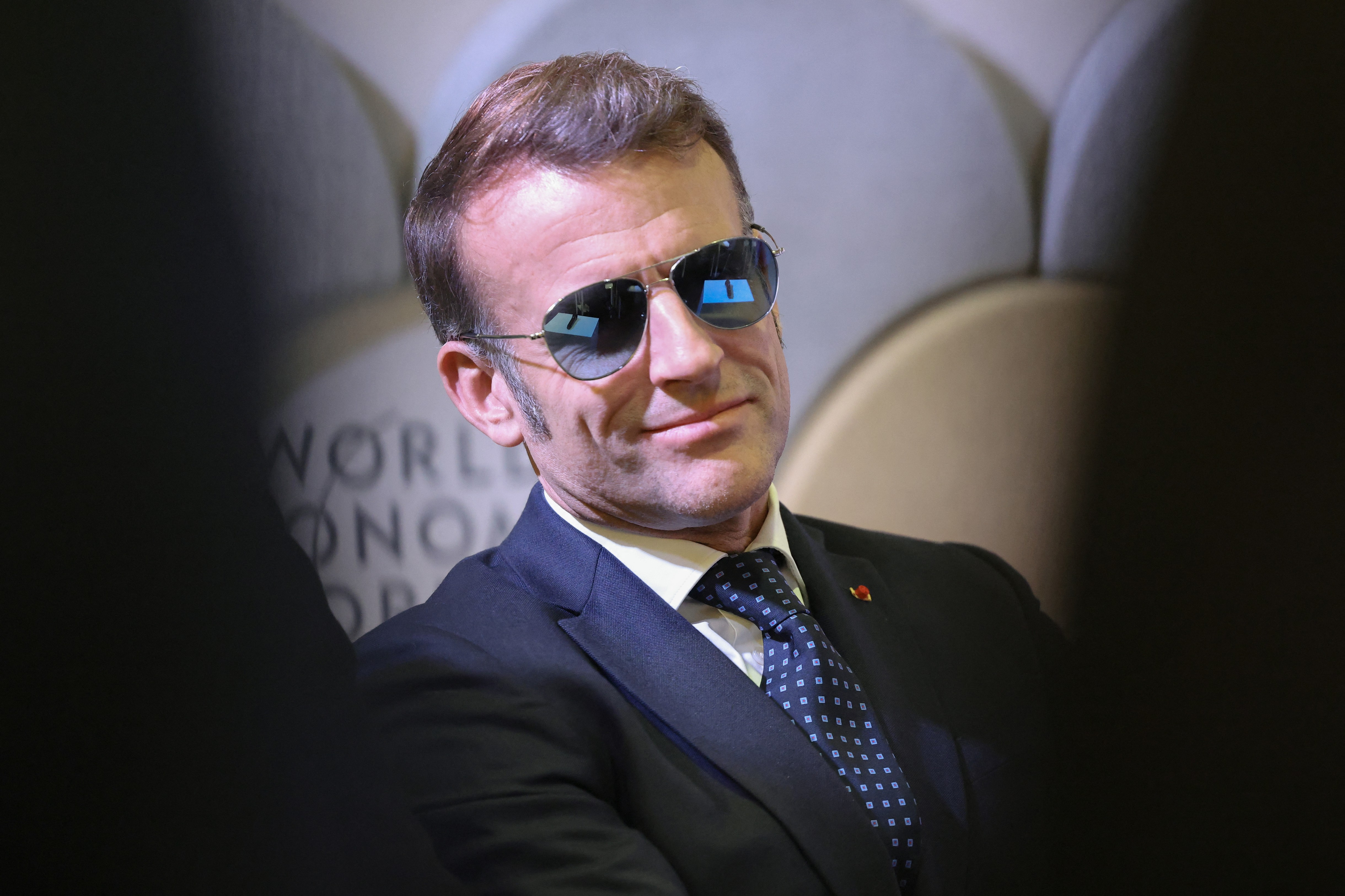 „Ochiul tigrului”. Povestea din spatele ochelarilor de soare ai lui Emmanuel Macron de la Davos