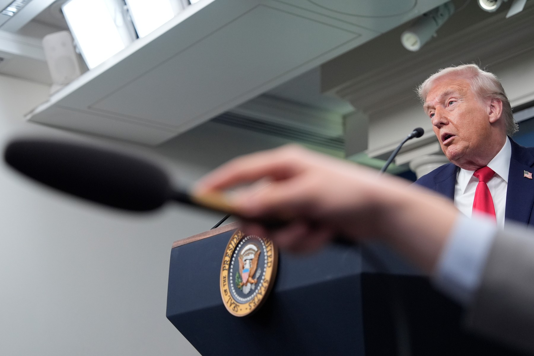 Ce au observat jurnaliștii BBC despre Donald Trump, la conferința susținută de președintele SUA la un an de mandat