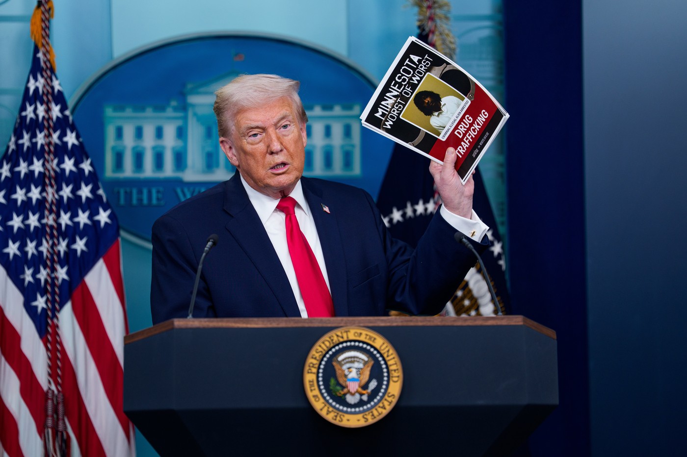 Administrația Trump a trimis citaţii guvernatorului din Minnesota şi altor oficiali, în contextul reprimării migranților de către ICE