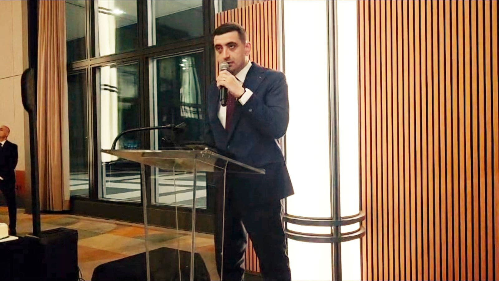 Simion a tăiat un tort în forma Groenlandei acoperit cu steagul SUA, la o recepție unde a fost premiat pentru apărarea democrației