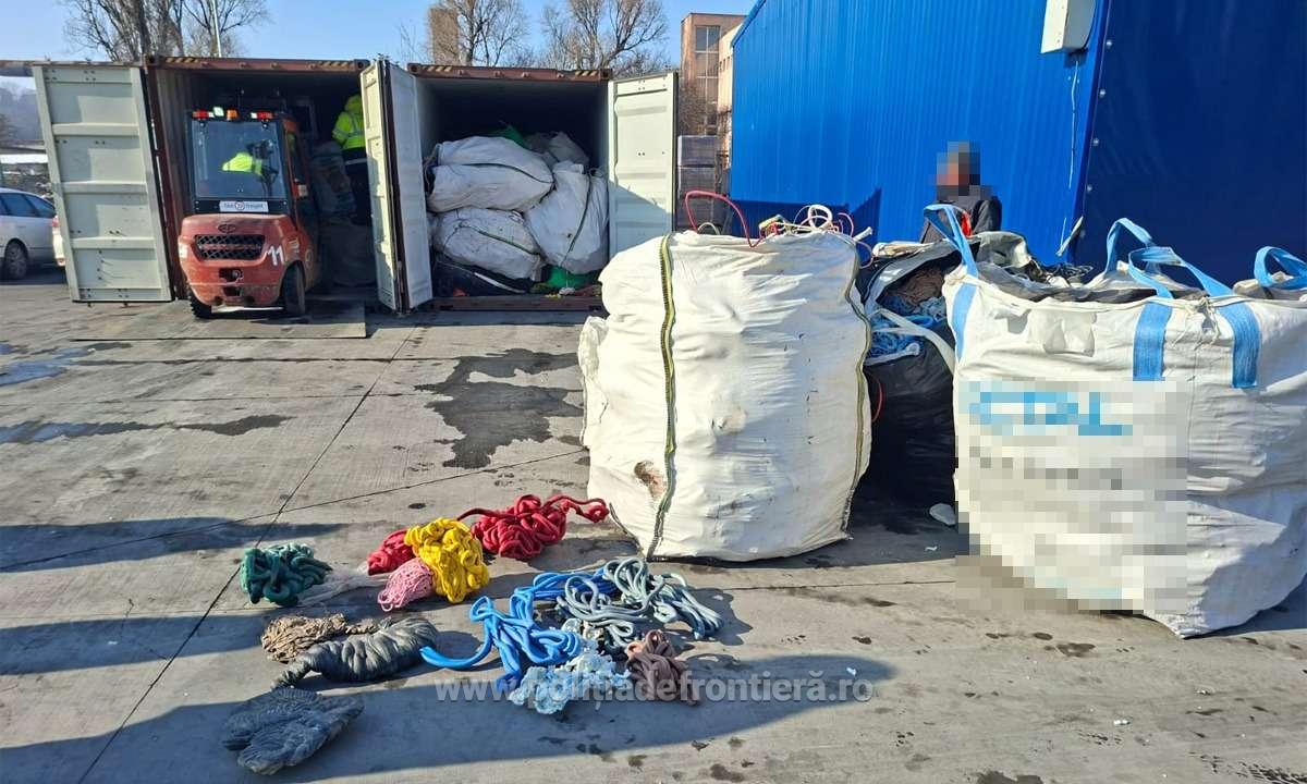 Containere încărcate cu aproximativ 40 tone deșeuri au fost depistate în Portul Constanța