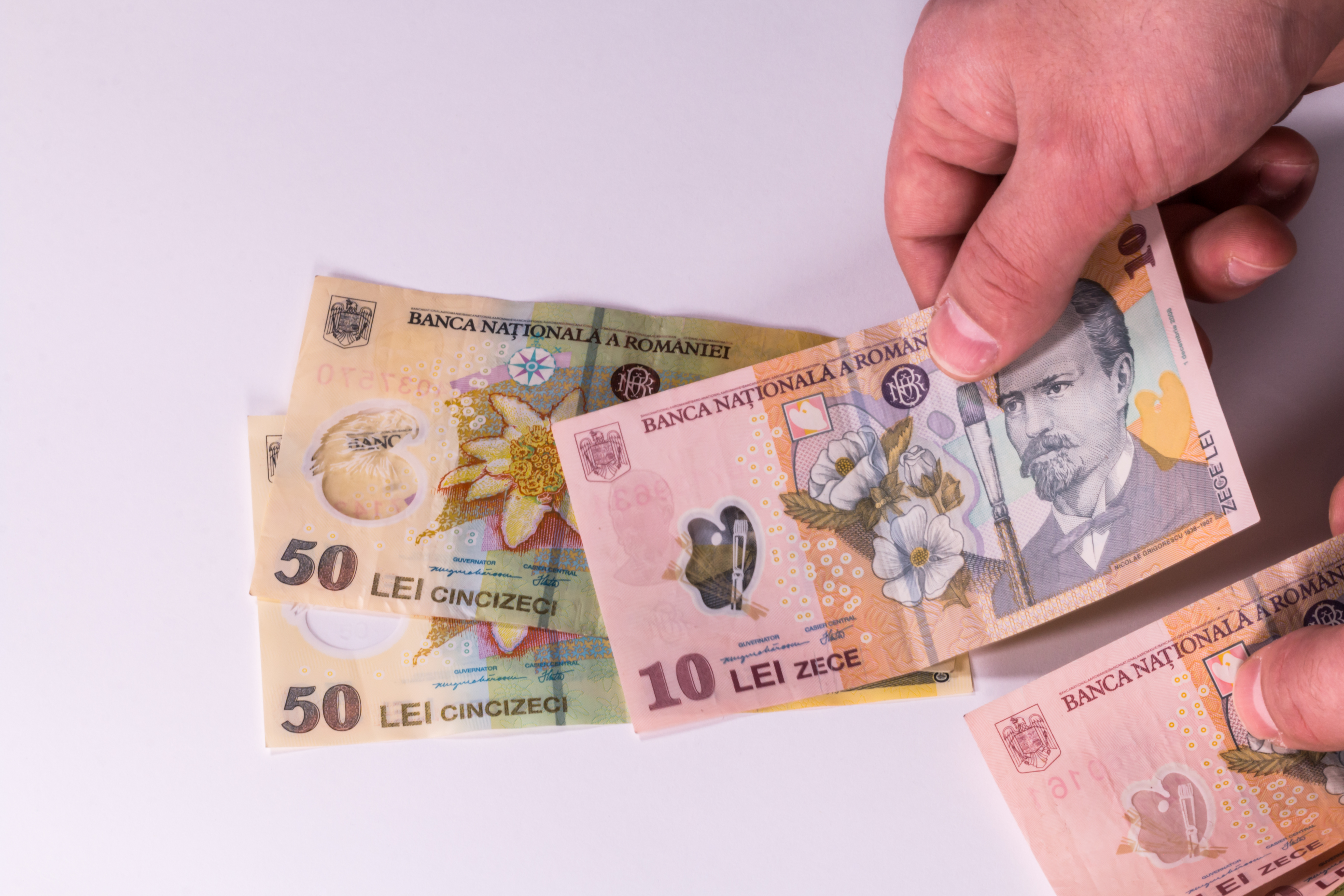 Peste 5 milioane de români au primit ajutoare sociale în februarie. Cine sunt beneficiarii celor peste 2,6 miliarde de lei