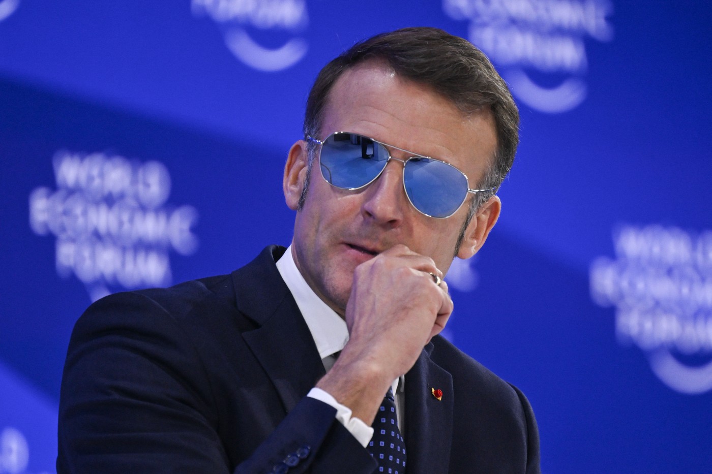 Ochelarii stil „Top Gun” purtaţi de preşedintele Franței au făcut senzație în presa mondială. „Trump: Fii atent... Macron este aici”
