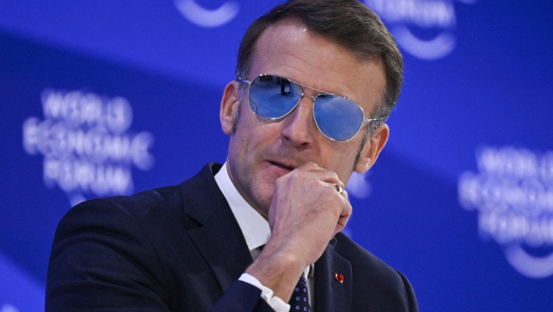 Emmanuel Macron cu ochelari de soare pilot