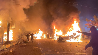 protestatari incendiază mașini la Teheran