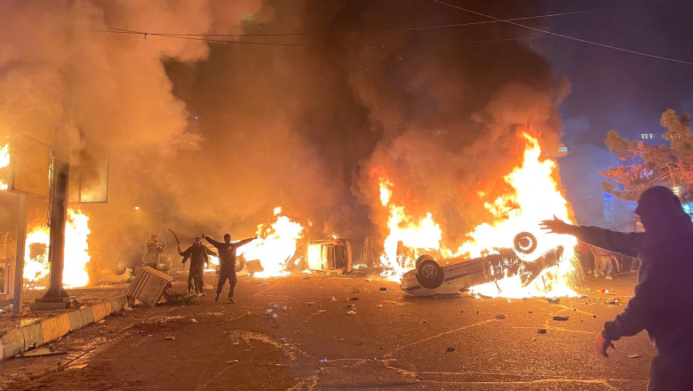 protestatari incendiază mașini la Teheran