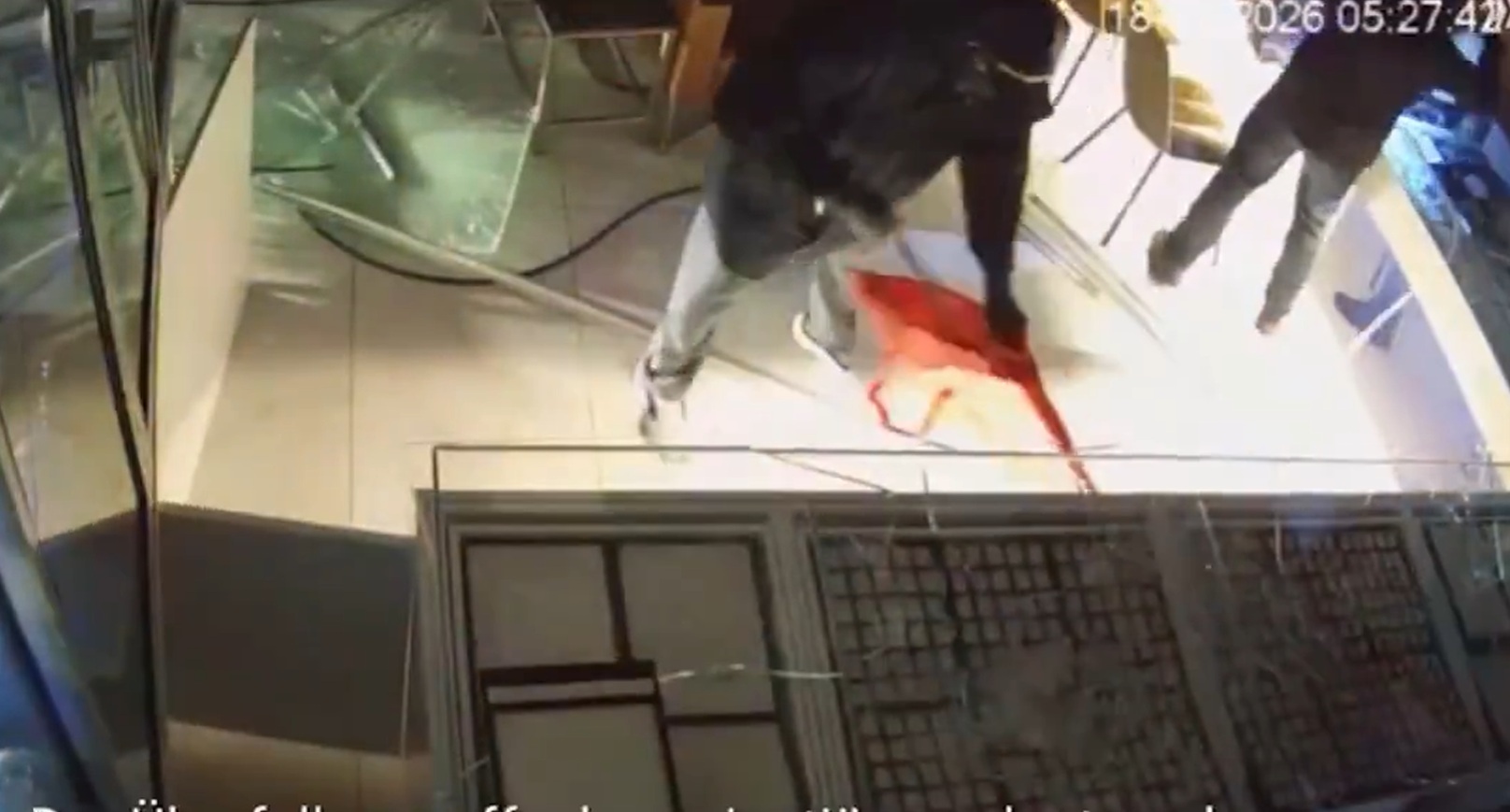 Jaf spectaculos, comis in doua minute, surprins de camerele de supraveghere. „Panterele roz” au furat bijuterii de 1 milion de euro