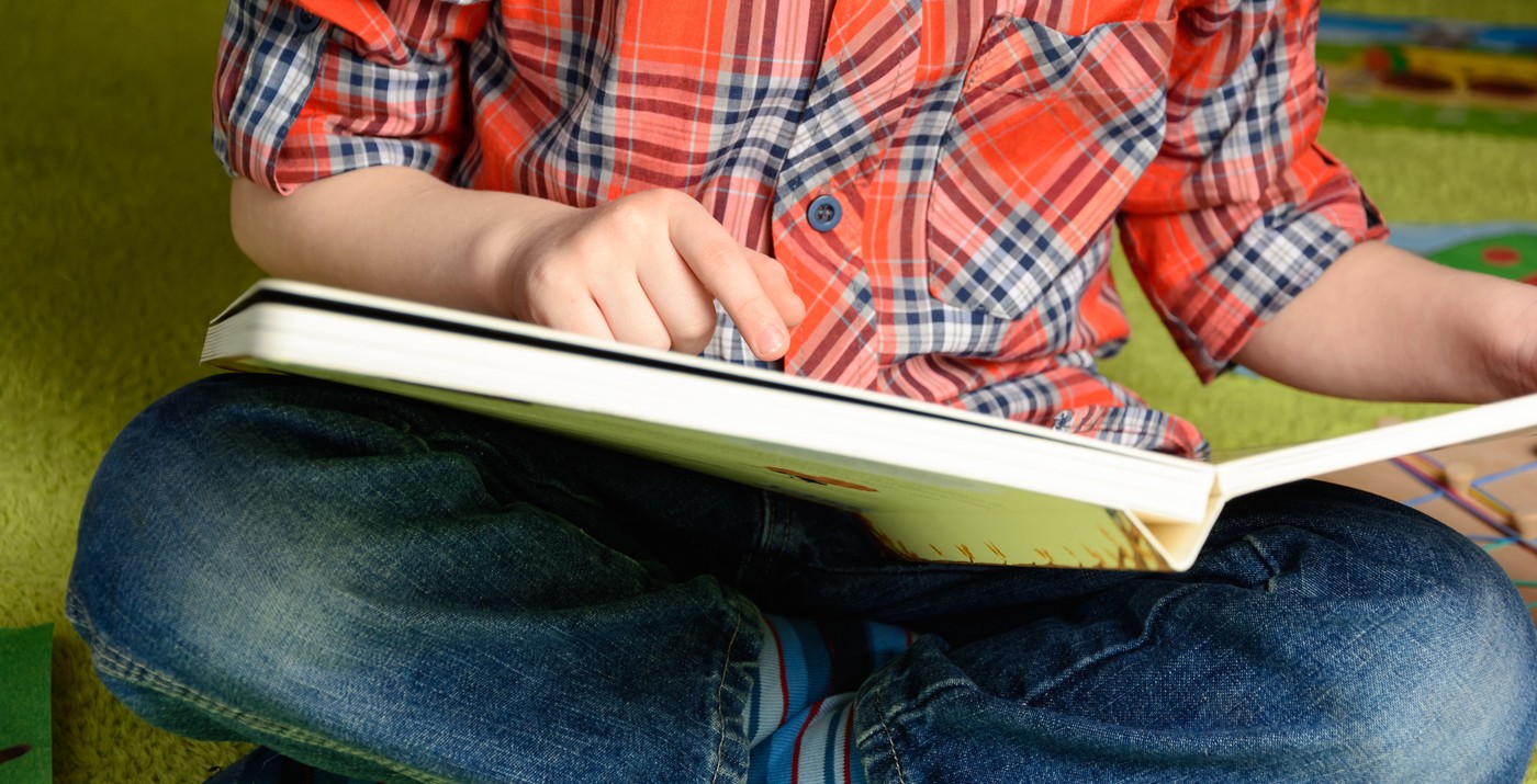 Aproape o treime dintre copiii britanici nu știu să folosească cărțile când încep școala și încearcă să le gliseze ca pe smartphone