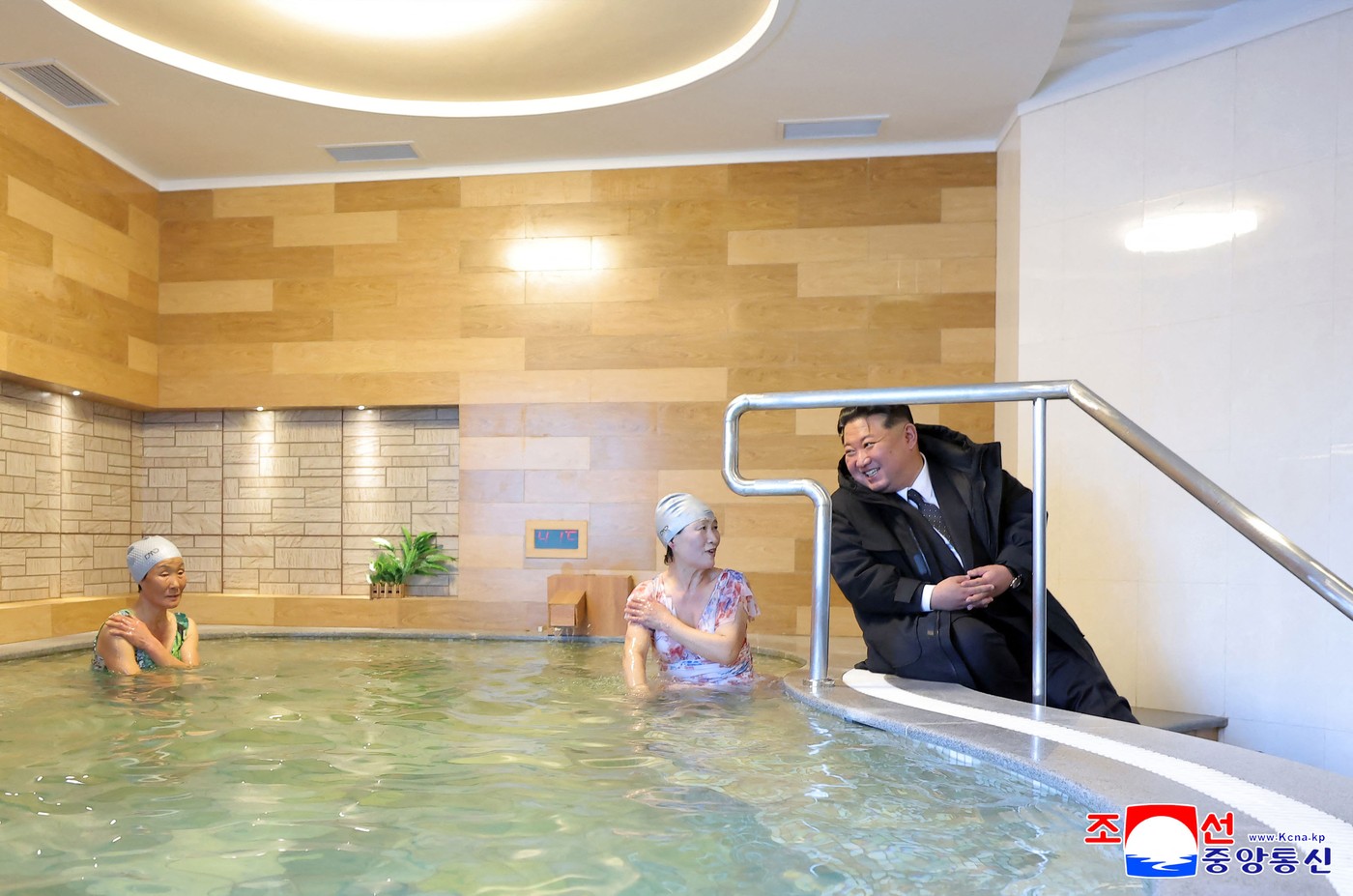 Imagini amuzante cu Kim Jong Un în haină groasă de iarnă, de vorbă cu femeile care stau într-o piscină cu apă fierbinte