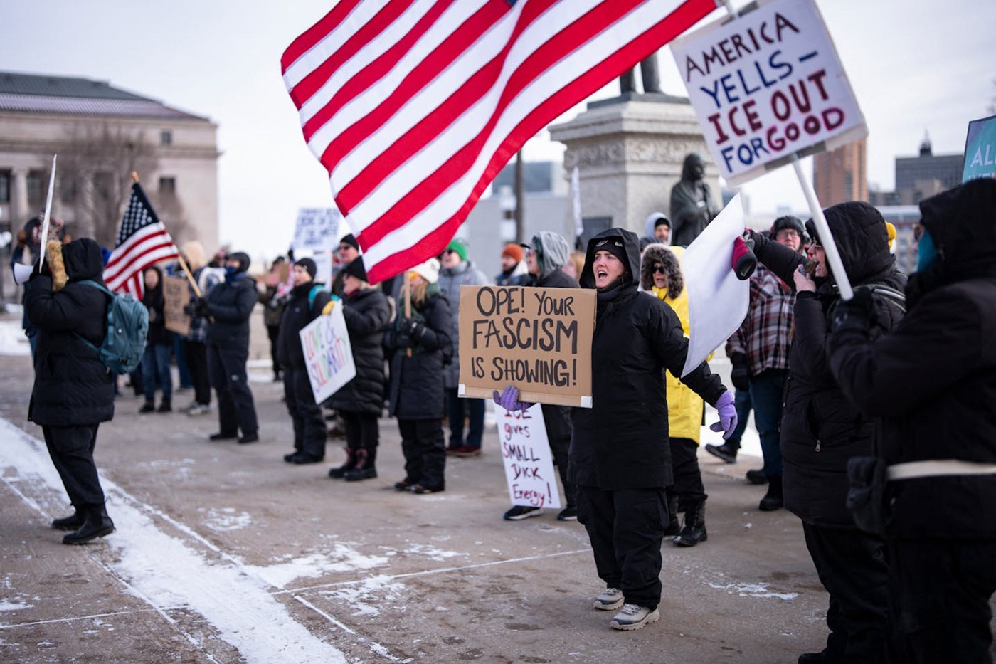 „Fără muncă, fără școală, fără cumpărături”. Locuitorii statului Minnesota sunt chemați la proteste anti-ICE. Zeci de afaceri, închise