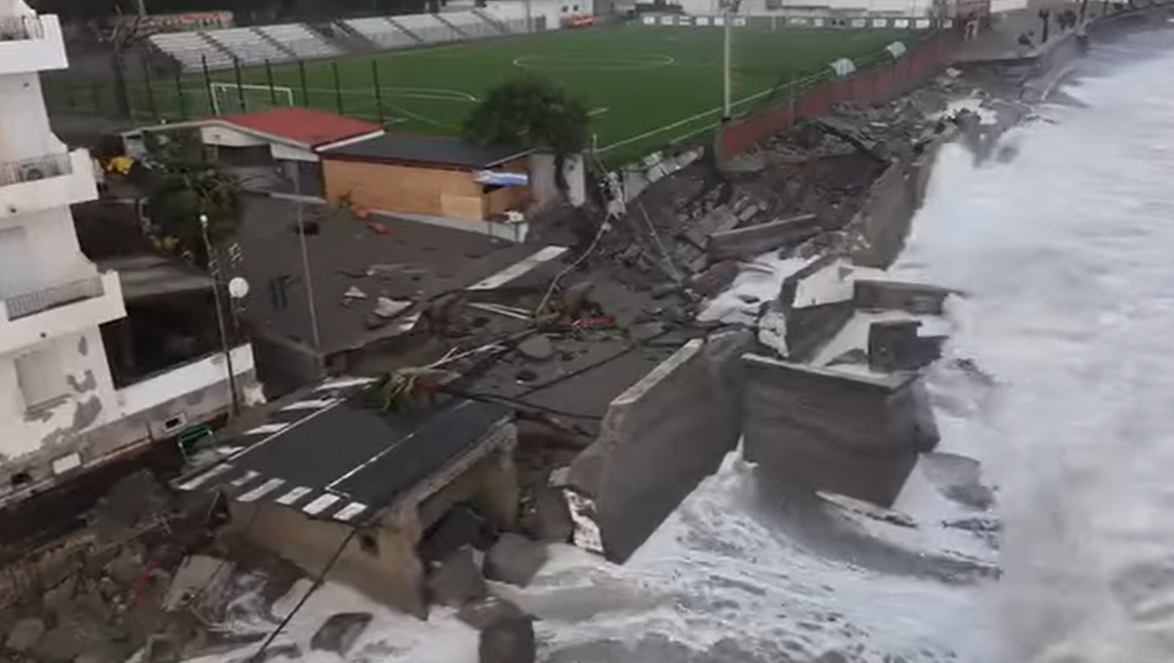 Cel mai mare val observat vreodată în Marea Mediterană. Fenomenul a lăsat în urmă pagube de 700 milioane euro pe coastele din Italia