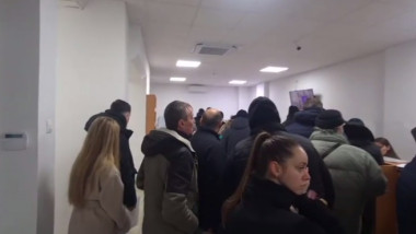 oameni la primarie pentru plata taxelor si impozitelor