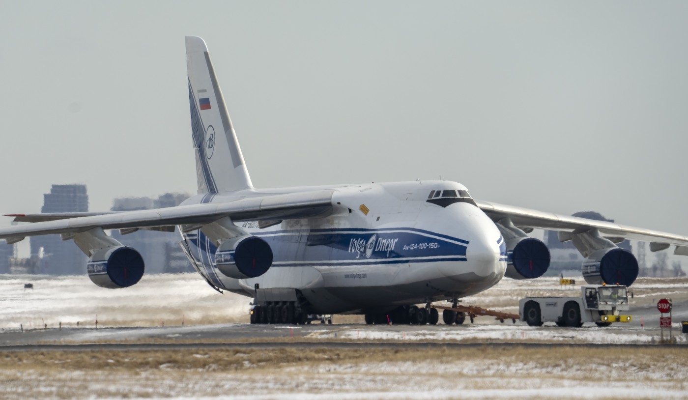 Cea mai scumpă „amendă de parcare” din lume: Un avion rus Antonov An-124 e blocat de patru ani pe pista Aeroportului Pearson, Toronto