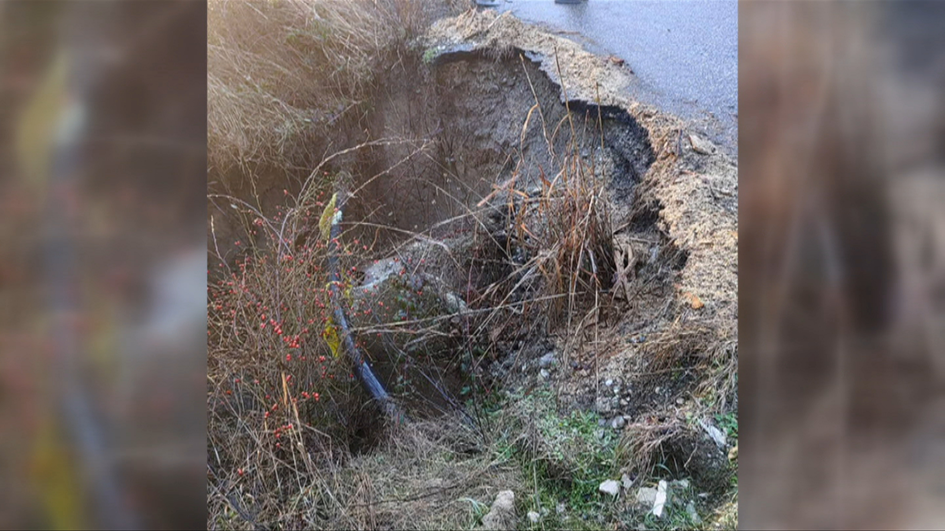 Alertă în județul Vâlcea. Un drum a fost închis circulației, după o alunecare de teren care a afectat șoseaua