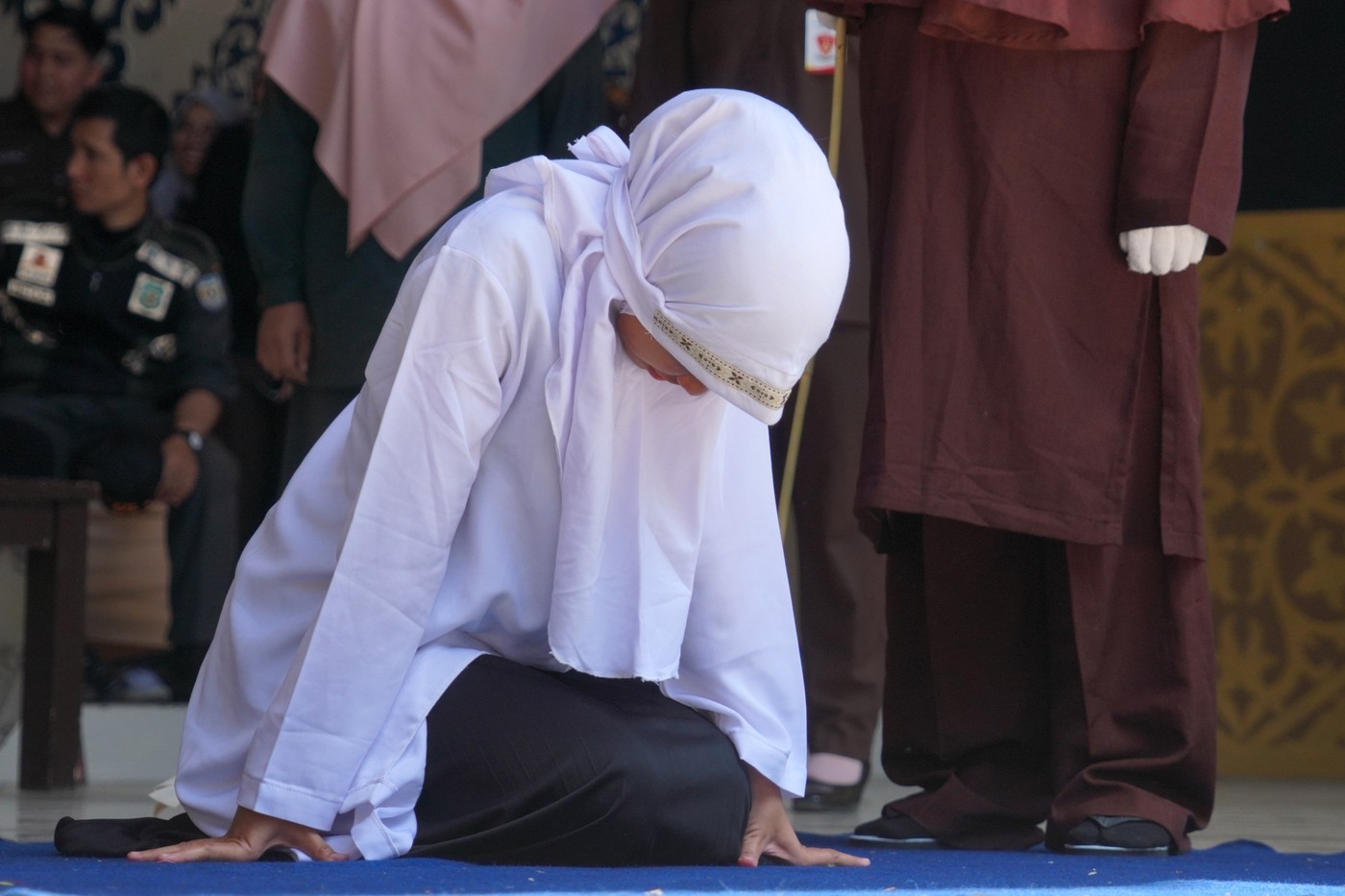 Un cuplu indonezian a fost pedepsit cu 140 de lovituri de nuia pentru relaţii sexuale în afara căsătoriei şi consum de alcool