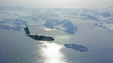 avion de transport zboară în apropiere de Antarctica