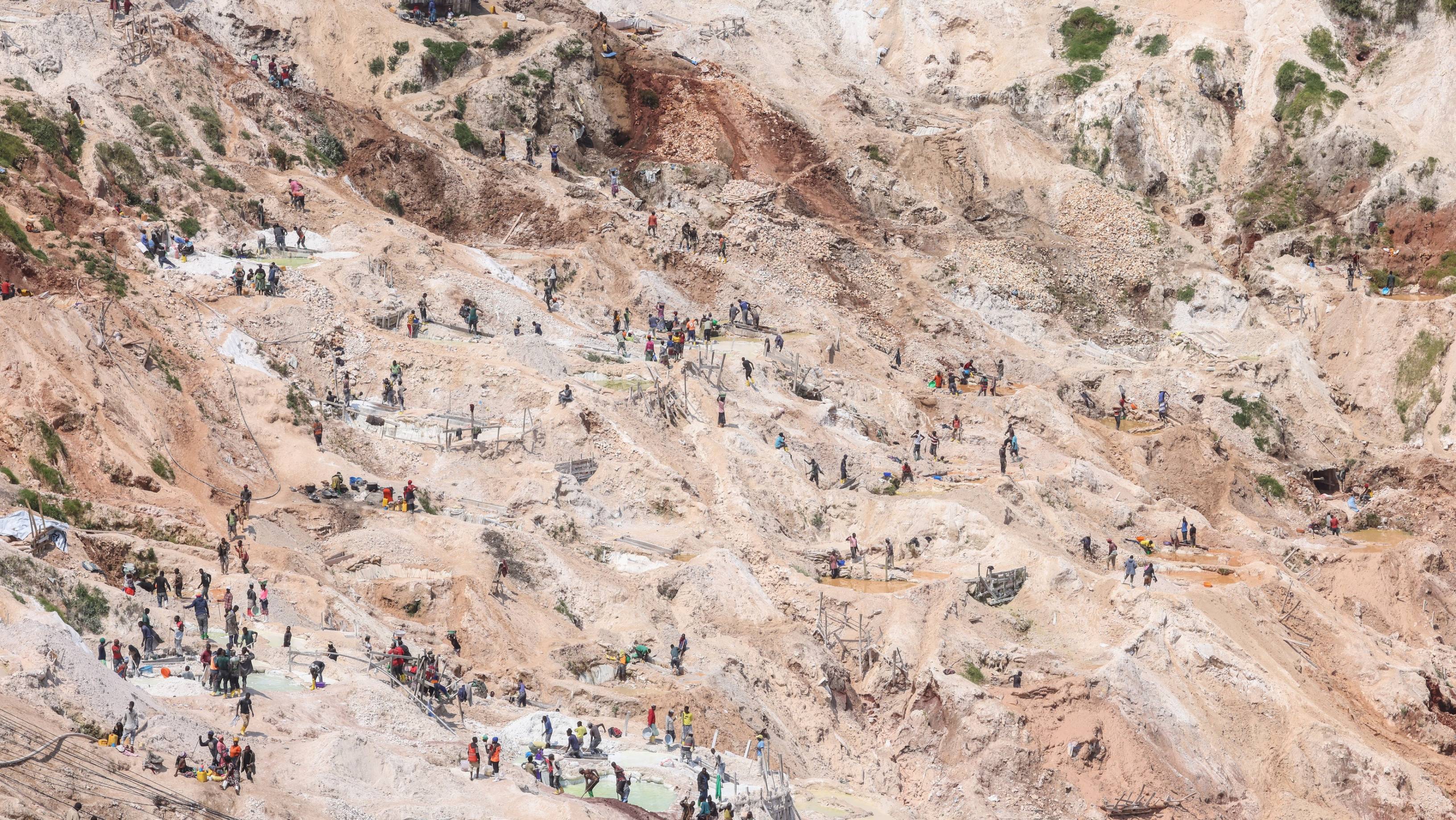 Cel puțin 200 de oameni au murit, după ce o mină s-a prăbușit în Congo: „Solul s-a surpat în timp ce victimele se aflau în groapă”