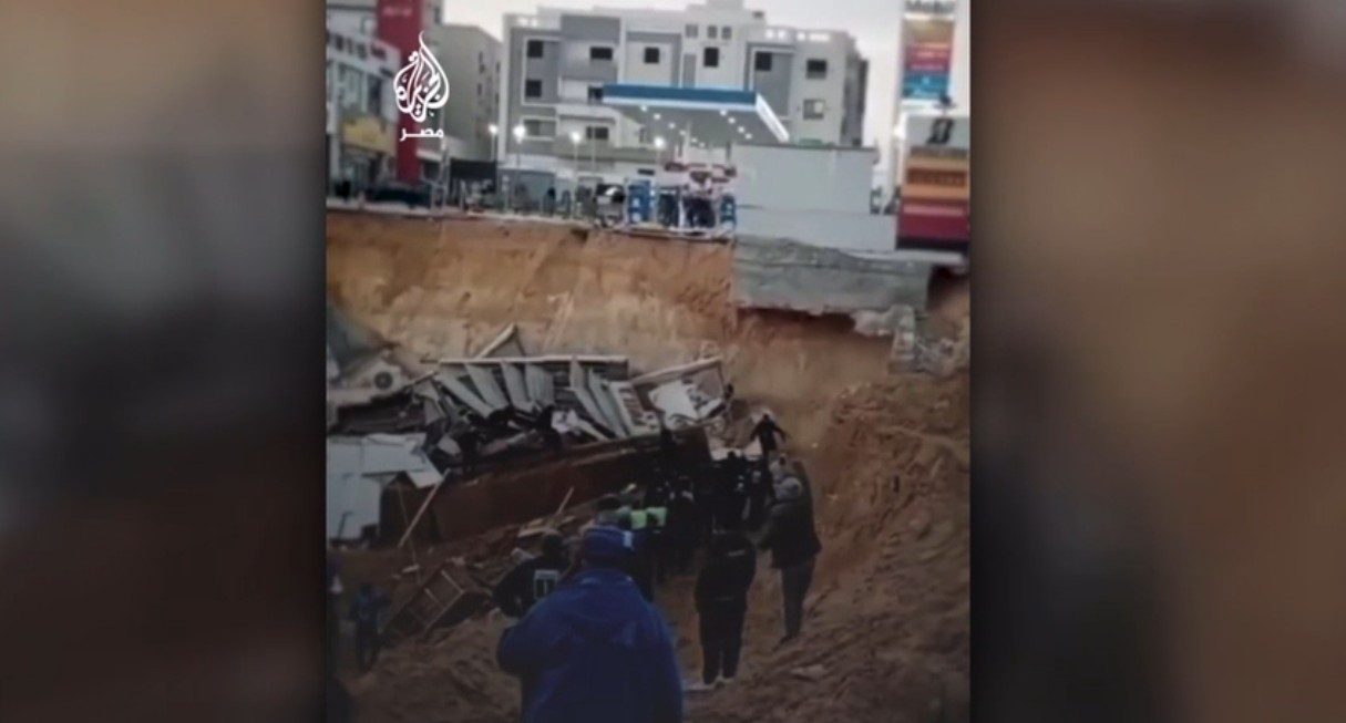 Momente de panică în Egipt, după ce un teren s-a surpat și a înghițit două magazine în New Cairo