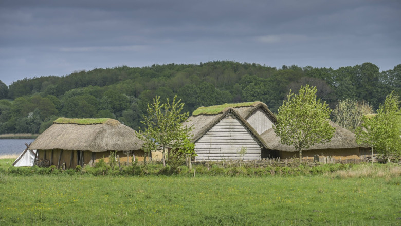 case reconstruite din vechea așezare a vikingilor Haithabu din Germania