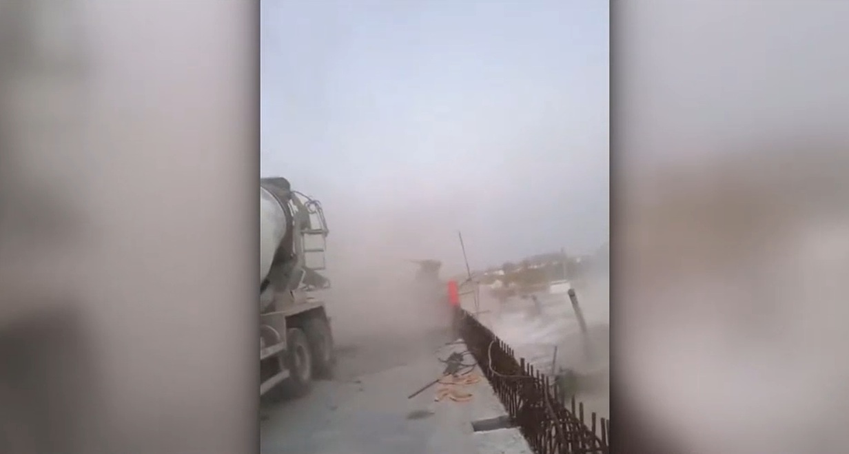 VIDEO Un pod aflat în construcție s-a prăbușit în China și a căzut în apă cu tot cu oameni și utilaje. 5 oameni au murit