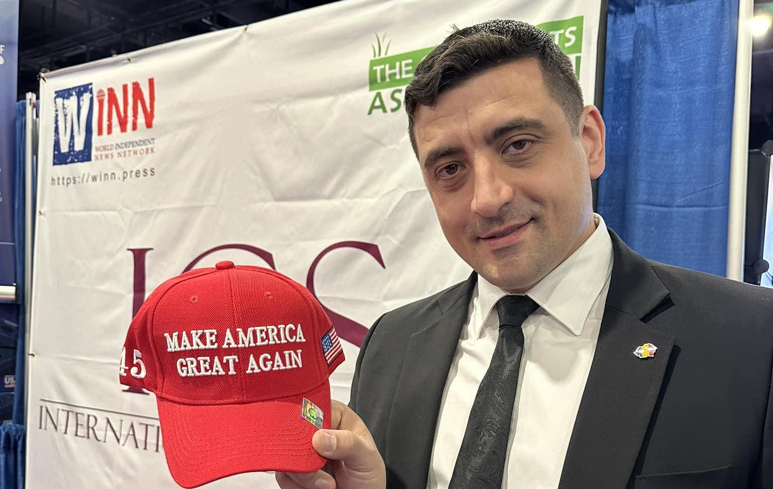 Controversa contractului de 1,5 milioane de dolari pentru promovarea AUR în SUA. Cât ar fi costat o poză cu Trump la Mar-a-Lago