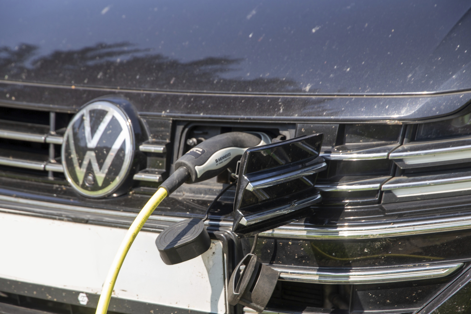 O nouă lovitură pentru Elon Musk: VW a vândut anul trecut, în Europa, mai multe vehicule electrice decât Tesla. Topul mărcilor pe 2025