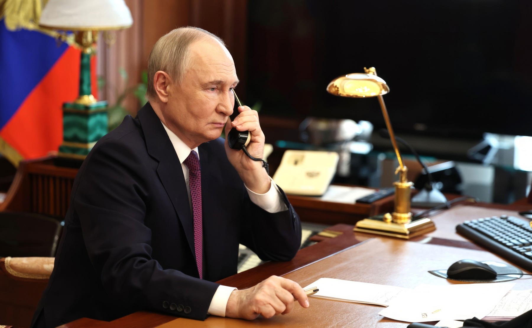 Liderul european căruia Vladimir Putin e dispus să-i răspundă la telefon. Lavrov spune despre el că practică o „diplomaţie patetică”