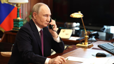 Vladimir Putin la telefon