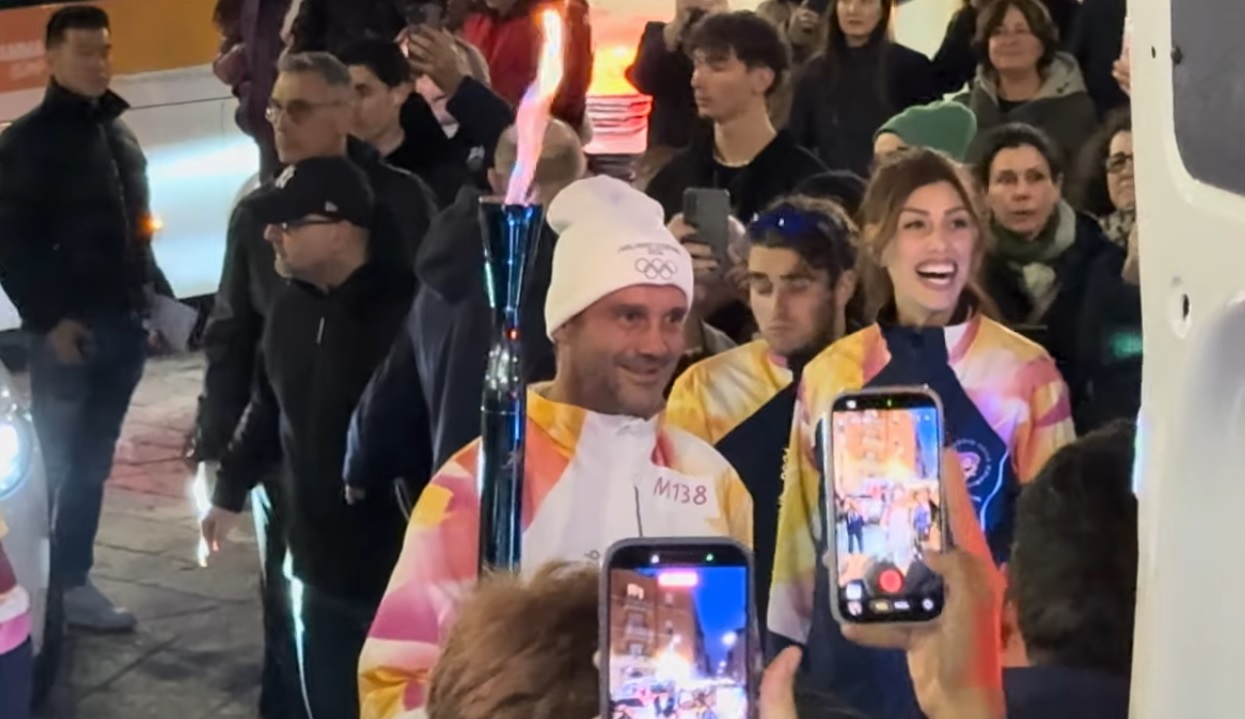 Cristi Chivu a purtat torța olimpică pe străzile orașului Milano