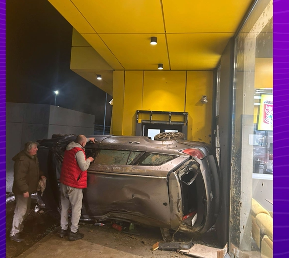 Accident spectaculos în parcarea unui mall: un autoturism s-a răsturnat. Un bărbat a ajuns la spital
