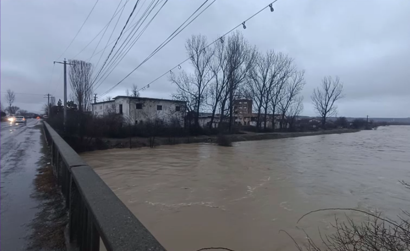 Cod roșu de inundații în Buzău. Mesaje RO-ALERT și drumuri blocate după ploile torențiale