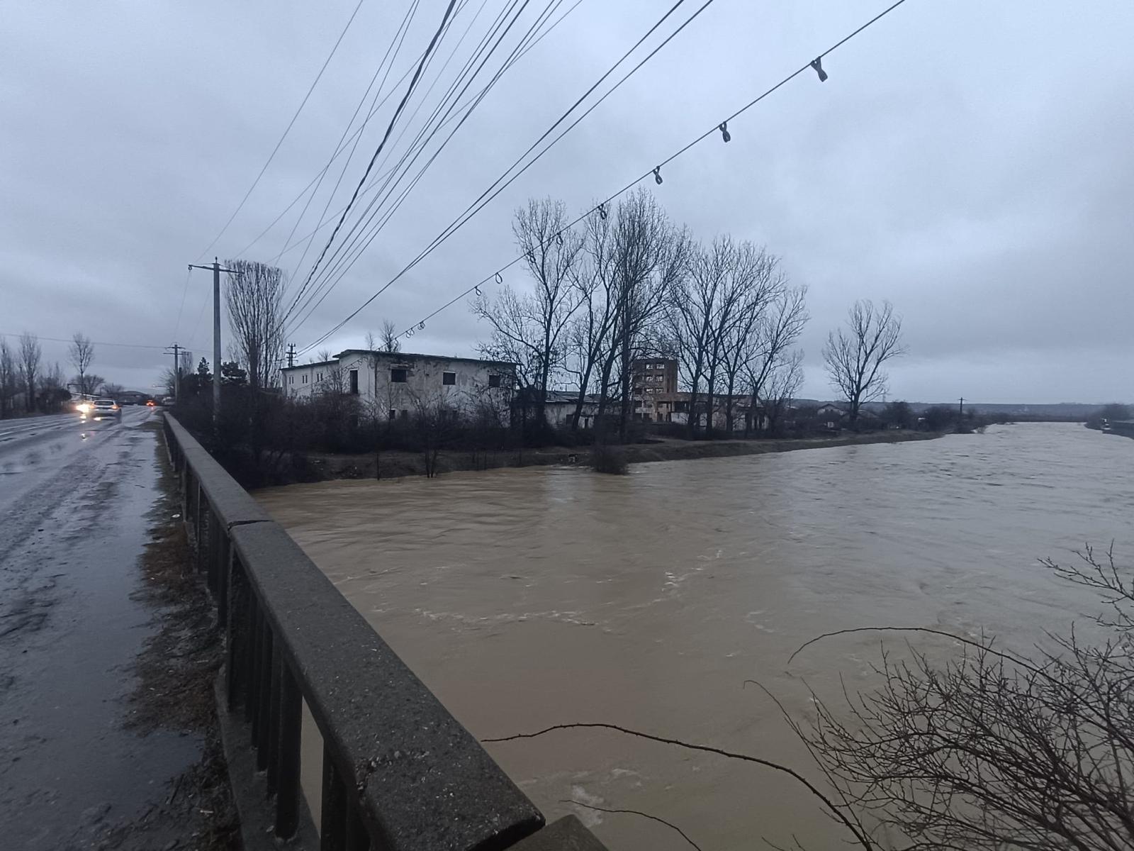 Alertă de viituri în Prahova și Buzău: hidrologii anunță posibile depășiri ale cotelor de inundație