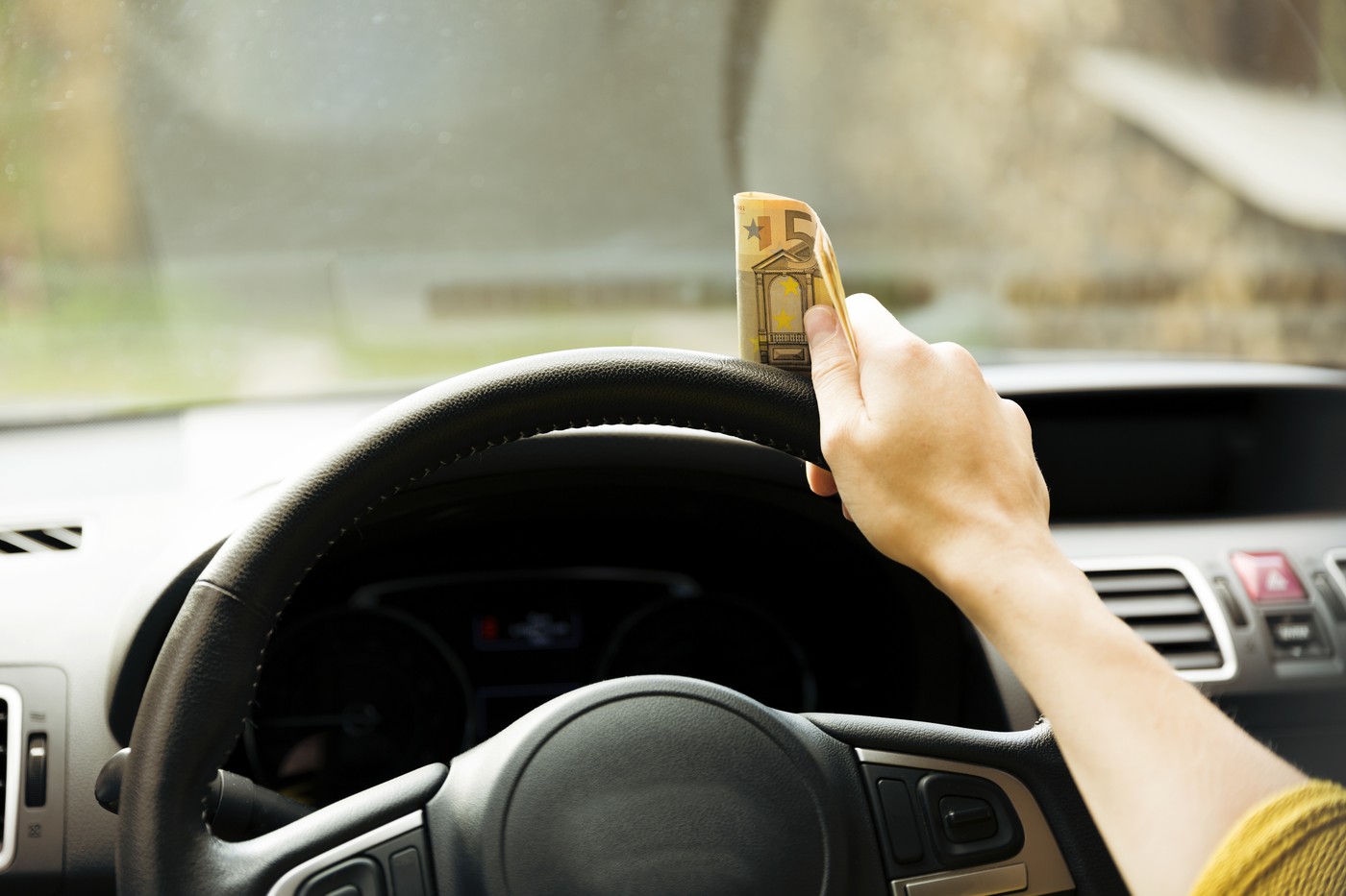 Fals avocat din Gorj, reținut după ce a încasat mii de lei de la șoferi. Cum își păcălea „clienții”