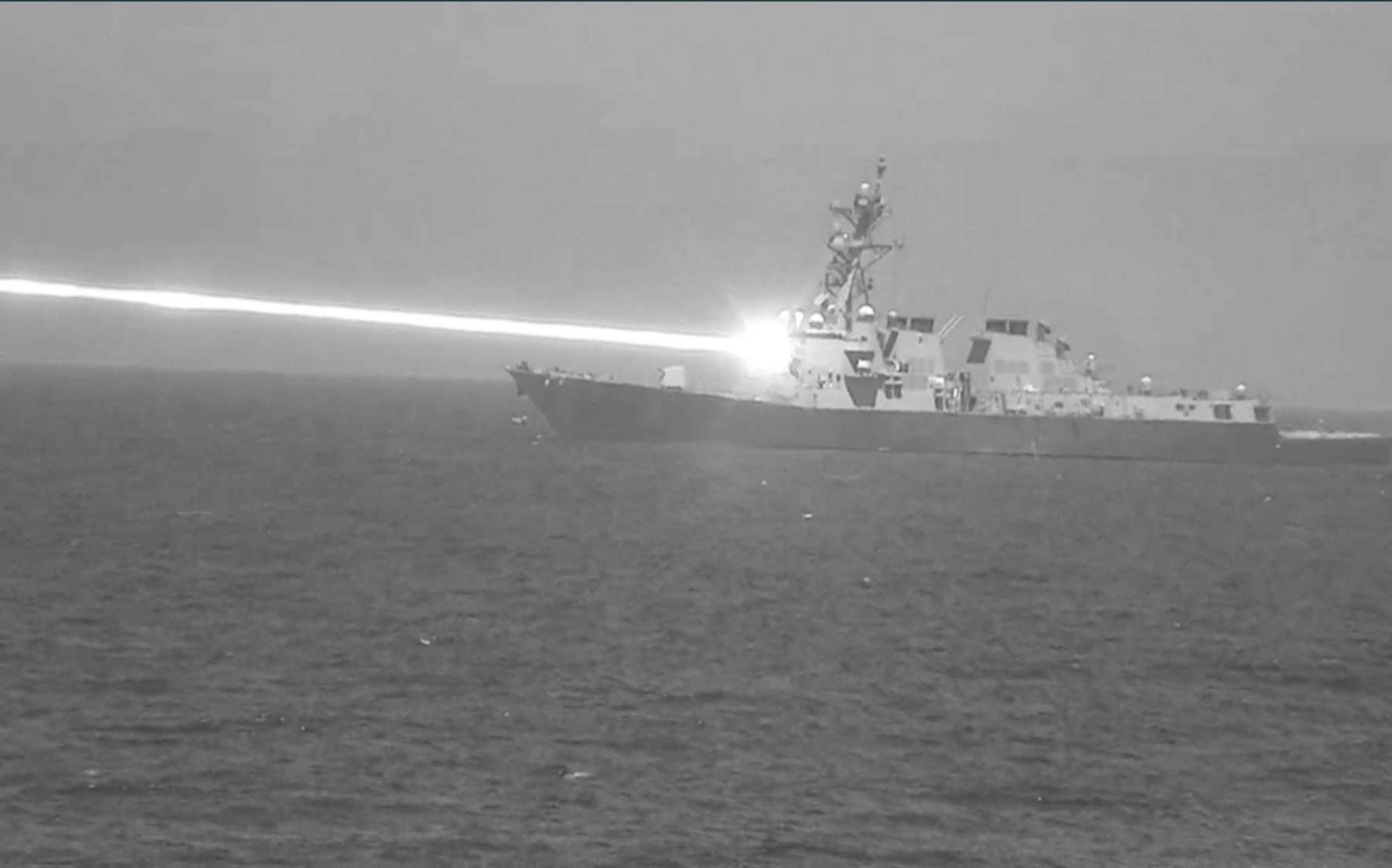 O arma laser experimentală a Marinei SUA a doborât patru drone în cadrul testului HELIOS