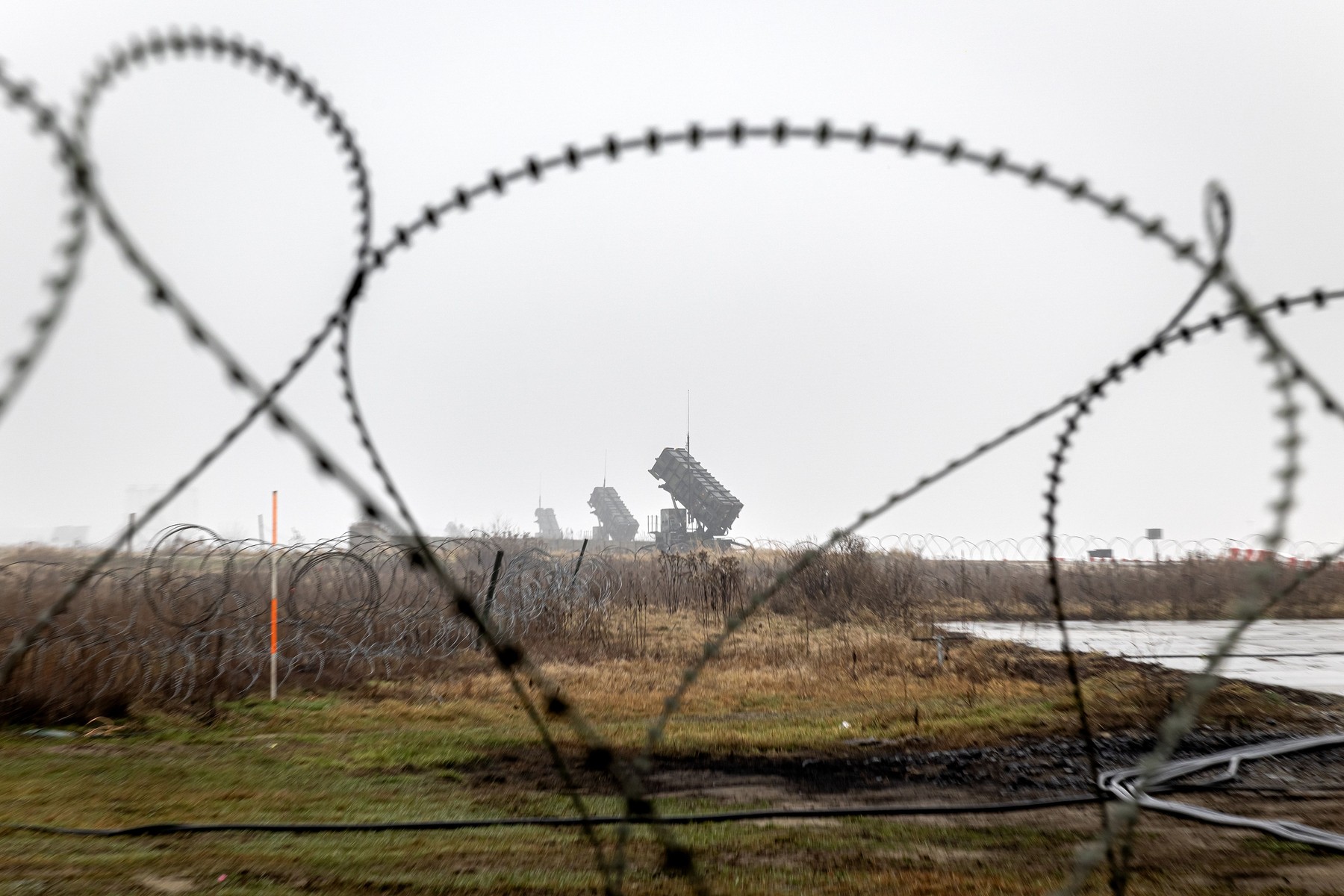 Alarmă la una dintre cele mai mari baze aeriene din Polonia, după ce în perimetrul ei s-a prăbușit o dronă „de jucărie”