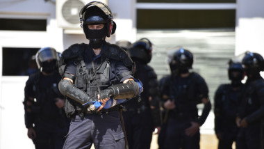 jandarmi cu gaze lacrimogene