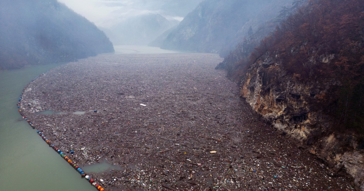 Plastic, mobilier, deșeuri medicale: Gunoi din trei țări care se acumulează anual pe un râu din Bosnia... Kép