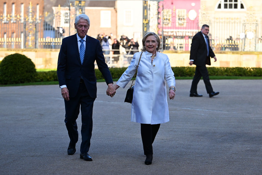 Bill și Hillary Clinton cer audieri publice în cazul Epstein: „Să încetăm să ne mai jucăm și să facem lucrurile cum trebuie”