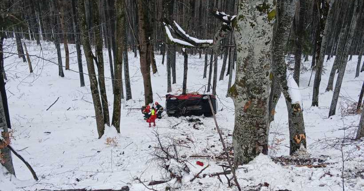 Trei tinere rănite în Prahova, după ce mașina lor a căzut într-o prăpastie pe DN1A