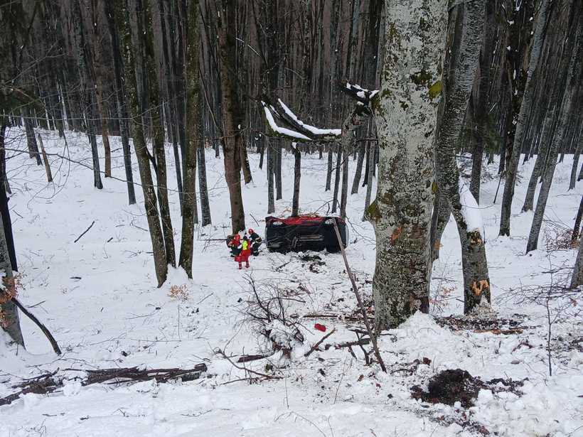 Accident în Prahova, pe DN1A: trei tinere rănite după ce mașina lor s-a răsturnat într-o prăpastie