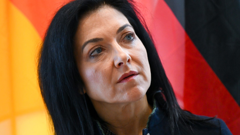 Federal Minister of Economics Katherina Reiche cu steagul germaniei pe fundal