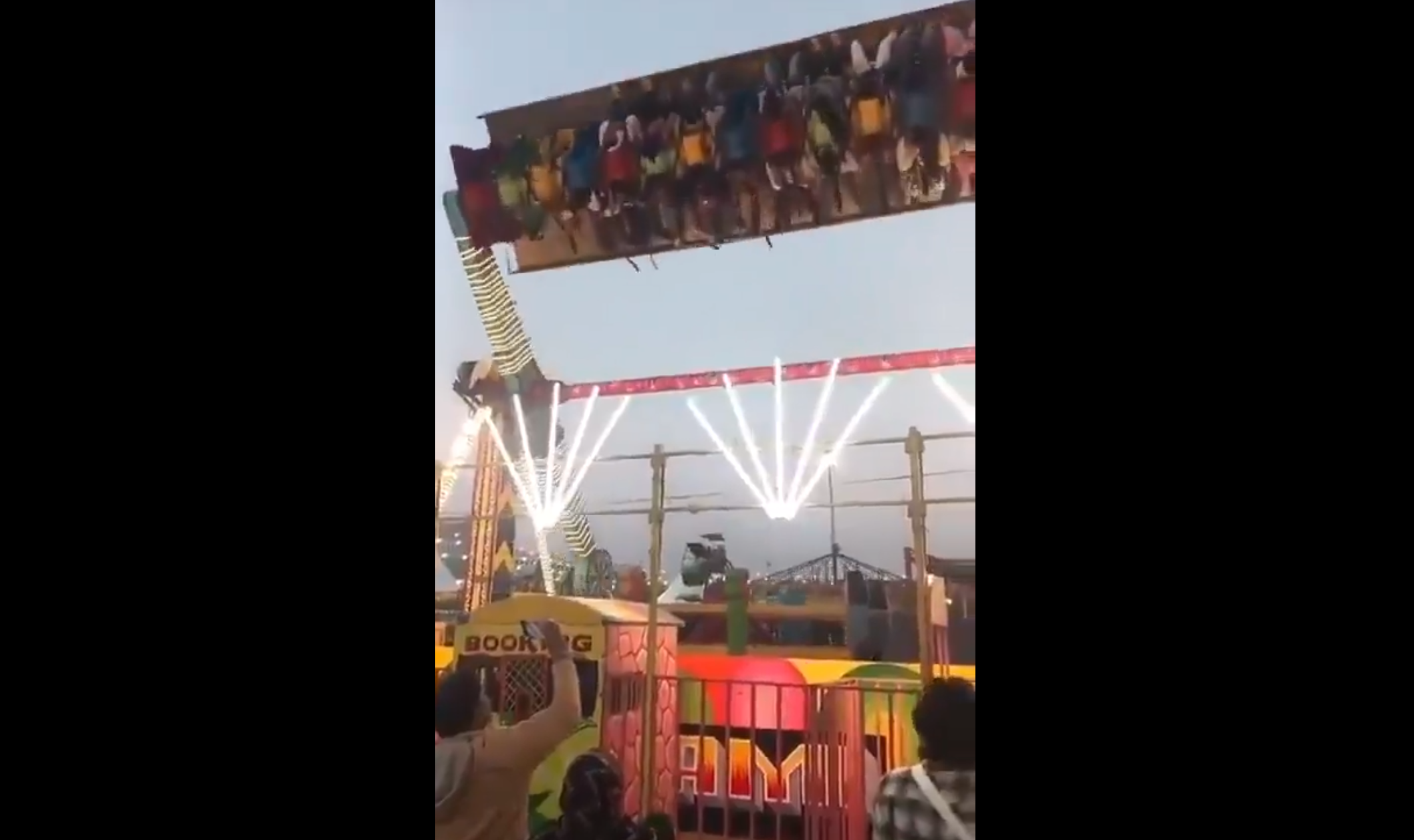 Scenariu de coșmar devenit realitate în India după ce un carusel dintr-un parc de distracții s-a prăbușit peste oameni