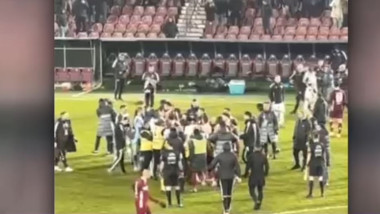 Haosul de pe teren s-a mutat apoi în tribune FOTO Captură Video