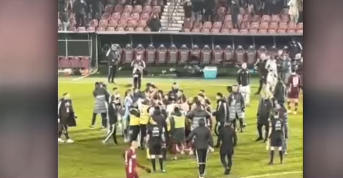 Bătaie generală după meciul U Cluj - CFR Cluj. Antrenorul Cristiano Bergodi s-a năpustit la adversari după ce ar fi fost înjurat