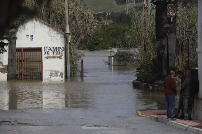 Residents of San Martín del Tesorillo evicted by the rains return to their homes