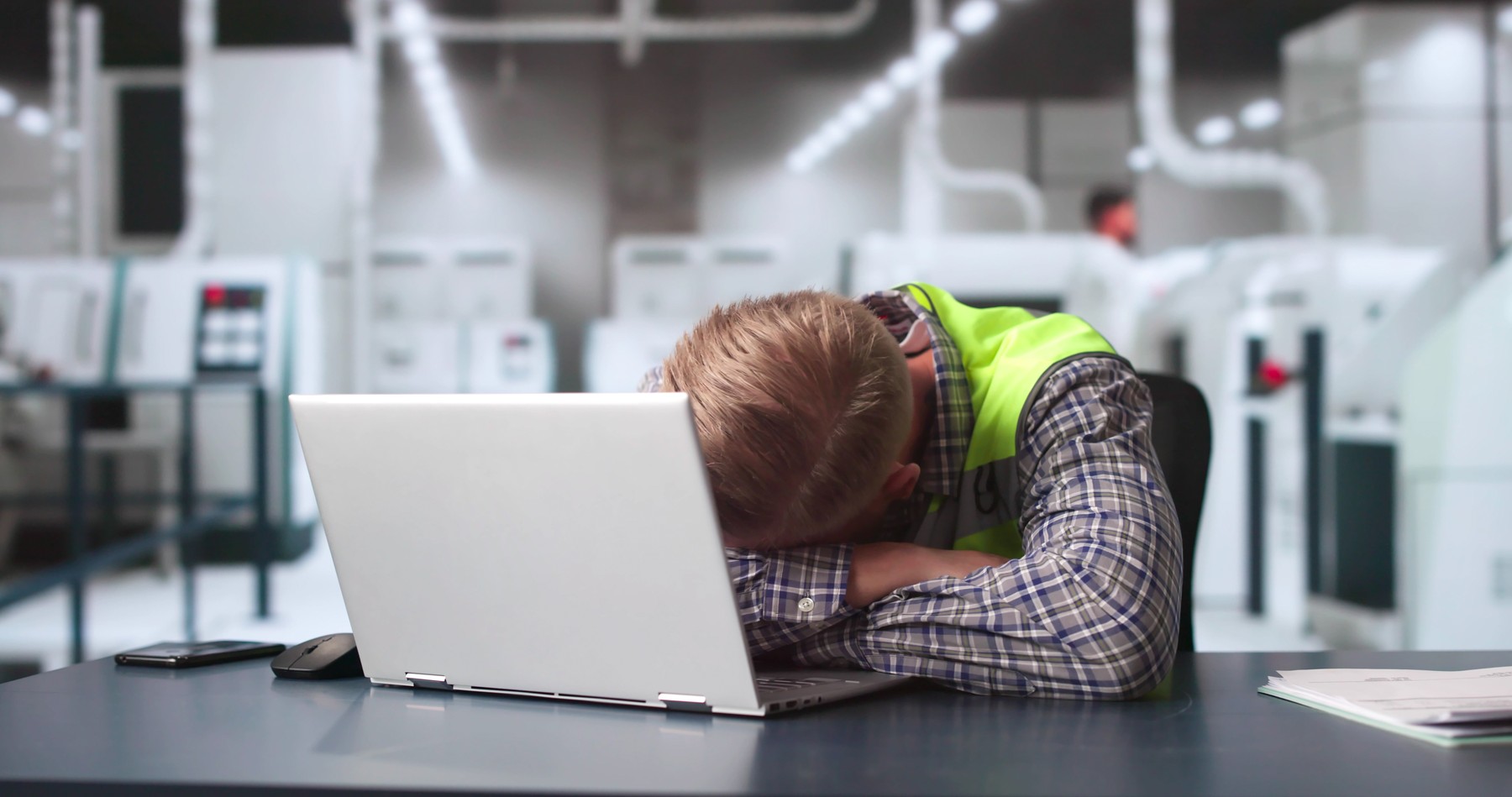 „Mi s-a făcut rău și m-au dat afară”. Un bărbat concediat pentru că a adormit la muncă a dat firma în judecată și a câștigat procesul