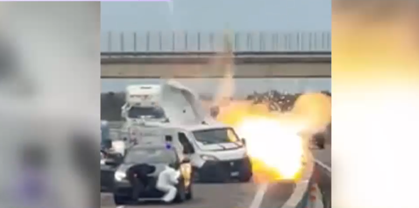 Jaf armat pe o șosea din Italia. Atacatorii au blocat drumul și au aruncat în aer o dubă de transport valori